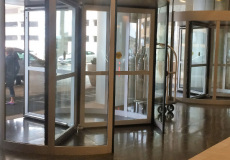 revolving-automatic-pedestrian-doors-in-a-hotel-entrance